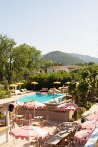 Vista sulla piscina di Hotel Casarose - Cannes Mandelieu o su una piscina nei dintorni