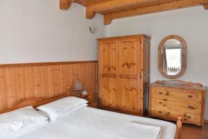 ポンテ・デッレ・アルケにあるResidenza Scoiattoloのベッドルーム1室(ベッド1台、ドレッサー、鏡付)