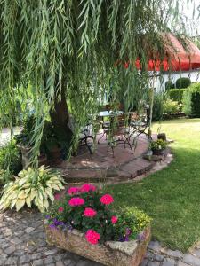 a garden with a table and chairs and flowers at 3 Zimmer Loft mit Sauna & Garten in Ortenberg in Ortenberg