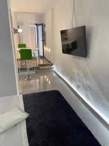 TV a/nebo společenská místnost v ubytování Cres Studio C