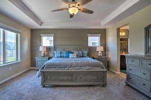 una camera da letto con un letto e un ventilatore a soffitto di Brighton Family Home about 20 Mi to Dtwn Denver! a Brighton