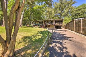 Imagen de la galería de Quiet Home on Lake Hawkins with Kayaks and Dock!, en Hawkins