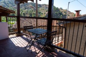 een tafel en stoelen op een balkon met uitzicht bij Zangoulos Villa in Kakopetria