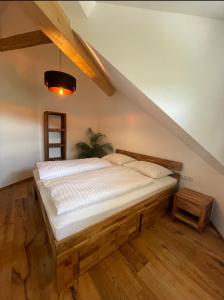 Łóżko lub łóżka w pokoju w obiekcie Apartment Goaßa - Familie Zehner