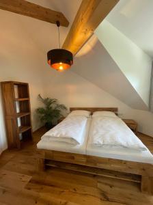 Łóżko lub łóżka w pokoju w obiekcie Apartment Goaßa - Familie Zehner