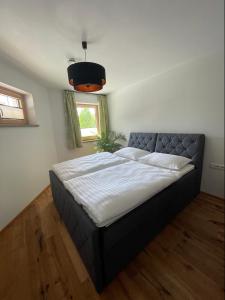 Łóżko lub łóżka w pokoju w obiekcie Apartment Goaßa - Familie Zehner