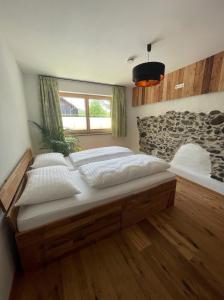 sypialnia z dwoma łóżkami i oknem w obiekcie Apartment Goaßa - Familie Zehner w mieście Göriach