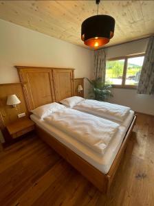 Łóżko lub łóżka w pokoju w obiekcie Apartment Goaßa - Familie Zehner