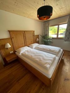 Łóżko lub łóżka w pokoju w obiekcie Apartment Goaßa - Familie Zehner