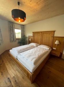 Łóżko lub łóżka w pokoju w obiekcie Apartment Goaßa - Familie Zehner