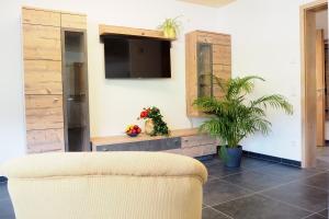 Telewizja i/lub zestaw kina domowego w obiekcie Apartment Goaßa - Familie Zehner