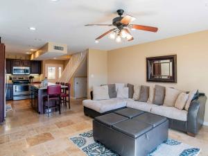 uma sala de estar com um sofá e uma ventoinha de tecto em Moonlight Beach Villa em Pensacola Beach