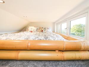 1 cama grande con marco de madera en una habitación en Cuckoo Nest, en Chesterfield