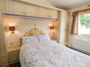 A bed or beds in a room at Grange Caravan