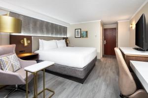 Crowne Plaza Toronto Airport, an IHG Hotel tesisinde bir odada yatak veya yataklar