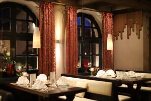 Restoran või mõni muu söögikoht majutusasutuses Hotel Waldkrug