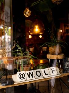 une fenêtre avec un panneau indiquant le monde dans l'établissement Wolf Hotel Kitchen & Bar, à Alkmaar