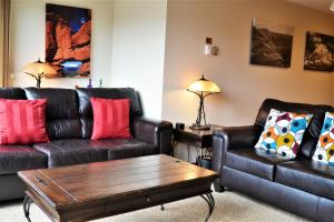 A seating area at Simba Run Vail Condominiums