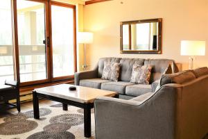 A seating area at Simba Run Vail Condominiums