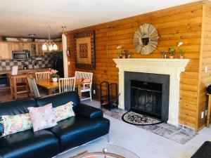 A seating area at Simba Run Vail Condominiums