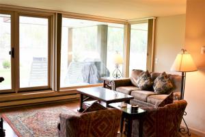 A seating area at Simba Run Vail Condominiums