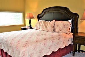 A bed or beds in a room at Simba Run Vail Condominiums