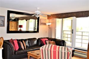 A seating area at Simba Run Vail Condominiums