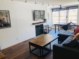 A seating area at Simba Run Vail Condominiums