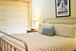 A bed or beds in a room at Simba Run Vail Condominiums