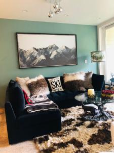 A seating area at Simba Run Vail Condominiums