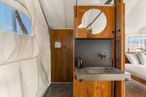 Koupelna v ubytování Under Canvas West Yellowstone