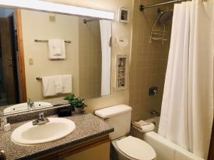 A bathroom at Simba Run Vail Condominiums
