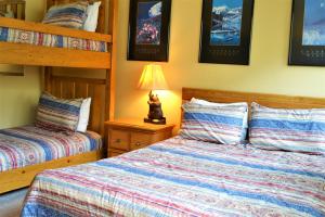A bed or beds in a room at Simba Run Vail Condominiums