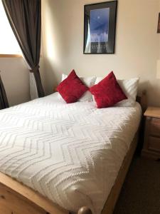 A bed or beds in a room at Simba Run Vail Condominiums