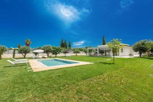 une cour avec une piscine et une maison dans l'établissement Villa Alceste by BarbarHouse, à San Vito dei Normanni