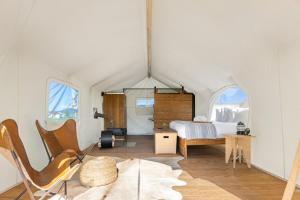 TV a/nebo společenská místnost v ubytování Under Canvas West Yellowstone