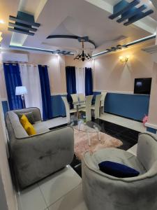 ein Wohnzimmer mit 2 Sofas und einem Tisch in der Unterkunft Lux Résidence in Jaunde
