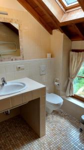 bagno con lavandino, servizi igienici e finestra di Maison de Ninie a Rochefort