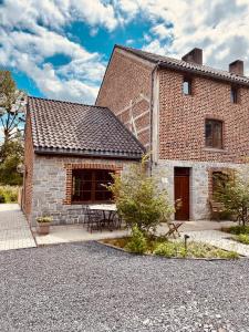 una casa de ladrillo con una mesa delante en Maison de Ninie, en Rochefort