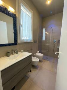 A bathroom at Attico Baylle Még 8 kép