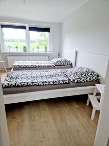 Un pat sau paturi într-o cameră la Friesenparadies FRI-Südliches Friesland