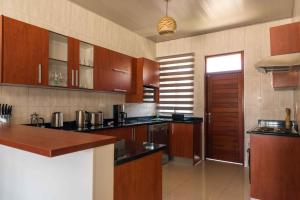 Majoituspaikan Lukonde - Kat-Onga Apartments keittiö tai keittotila