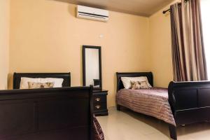 Tempat tidur dalam kamar di Lukonde - Kat-Onga Apartments