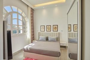 Ένα ή περισσότερα κρεβάτια σε δωμάτιο στο Le Royal Marina Hotel
