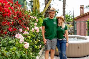 un hombre y una mujer parados frente a un jardín en Ascheri Country House - Grimaldi, Ventimiglia, en Ventimiglia