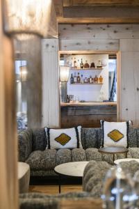 uma sala de estar com sofás e uma mesa em Aïda Hôtel & Spa - "Adults Only" Relais & Châteaux em Crans-Montana