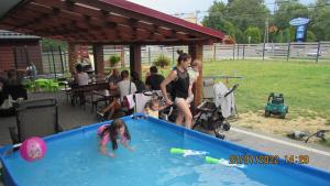 un grupo de chicas jugando en una piscina en DW U Wajdy, en Białka Tatrzanska