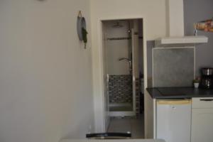 kuchnia z lodówką i blatem w obiekcie rêve méditerranéen, Maison de rêve w mieście Le Barcarès