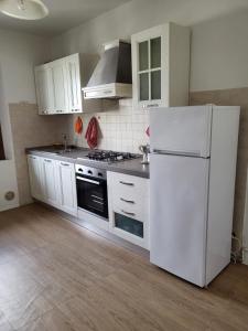 A kitchen or kitchenette at appartamento incantevole con parcheggio