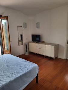A television and/or entertainment centre at appartamento incantevole con parcheggio